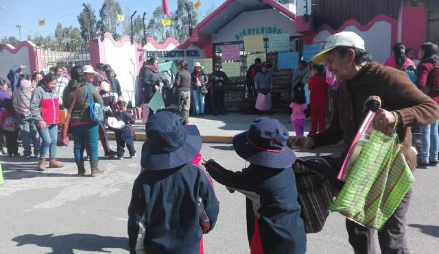 Huancayo: con plantón, padres de familia se oponen a cambio de docente
