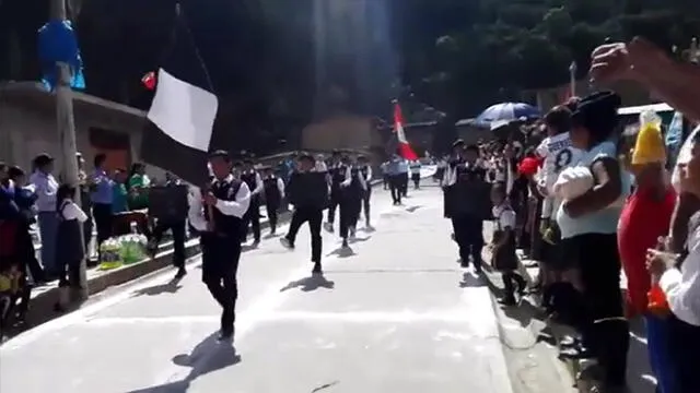 Vraem: banderas negras son mostradas durante desfile patrio [VIDEO]