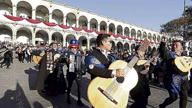 ALGARABÍA. Pasacalle tunante por el aniversario de Arequipa.