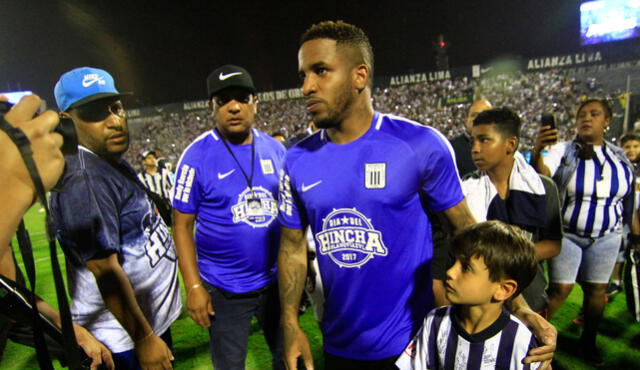Futbolistas con pasado aliancista se juntan para celebrar el Día del hincha Blanquiazul. Foto: GLR/Rodolfo Contreras