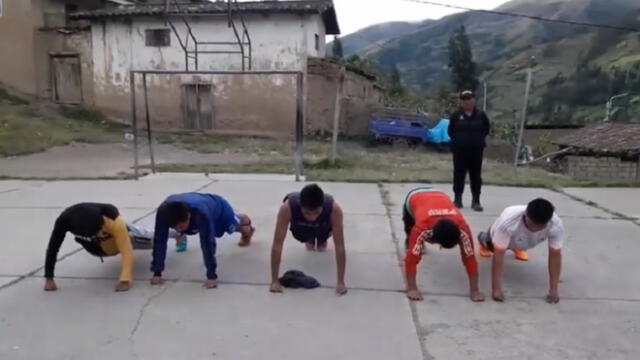 Agentes les hicieron hacer planchas y ranas y luego los llevaron a la comisaría.