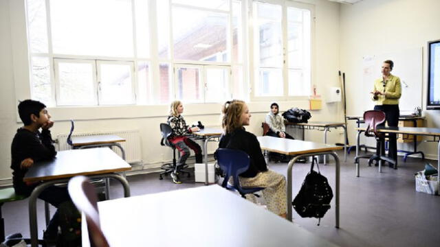 En Dinamarca, los niños empezaron a asistir a clases manteniendo distancia entre ellos. Foto: AFP.