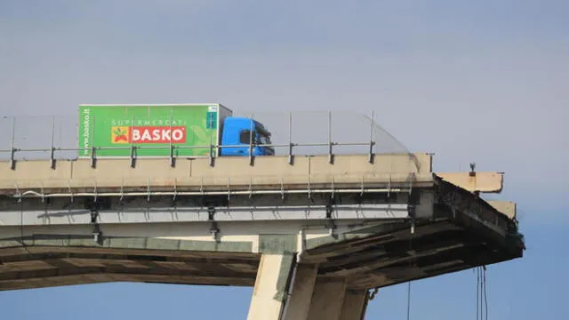 Youtube: La increíble historia del camión que quedó al borde del puente caído en Génova