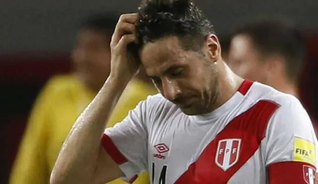 Claudio Pizarro falló el penal ante Argentina a los 2 minutos de empezado el partido.