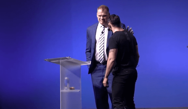 WWE: Sujeto que osó interrumpir el discurso de Kane recibió tremenda "garra infernal"