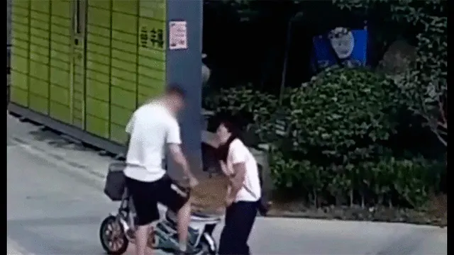 Hombre propina patada salvaje a niño por lanzar balonazo a su novia [VIDEO]