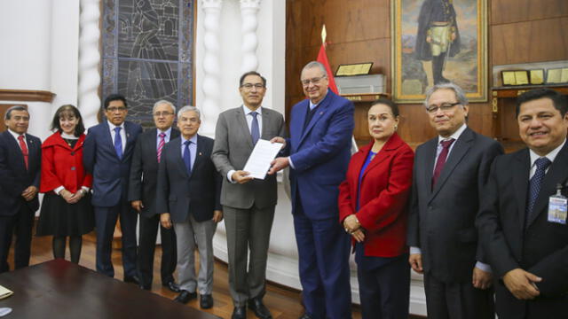 Martín Vizcarra recibió informe de Comisión de Reforma Judicial