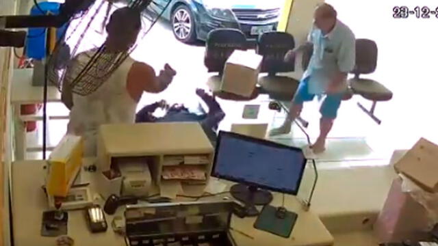 Hombre dispara a quemarropa a ladrón que se distrajo por robar el dinero de negocio [VIDEO]