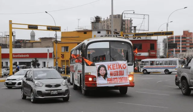 Keiko Fujimori: portátil llega a la marcha en buses contratados
