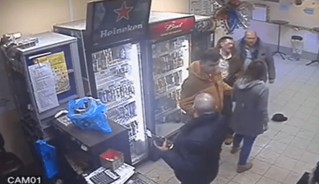 Facebook viral: cajera defiende a anciano y noquea a sujeto que le daba una paliza [VIDEO] 
