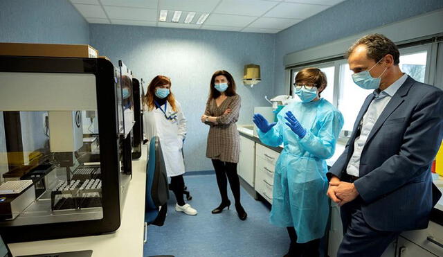 El ministro de Ciencia e Innovación de España, Pedro Duque (d), en visita a las instalaciones del Centro Nacional de Microbiología (CNM), en medio de la pandemia del coronavirus. Foto: EFE