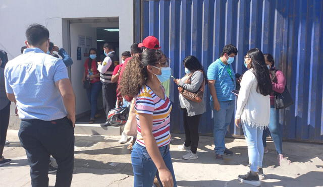 Se exhortó a trabajadores de call center a retirarse tras intervención. Foto: MPCh