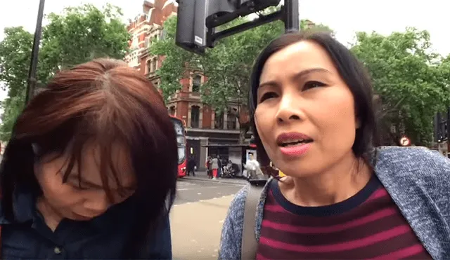 Mujeres grababan su recorrido por las calles de Londres sin presagiar que captarían el preciso momento en que dos jóvenes les roban su cartera.