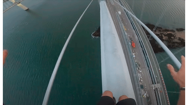 Desliza las imágenes para ver el arriesgado ascenso al puente de más de 150 metros de alto. Foto: captura YouTube.