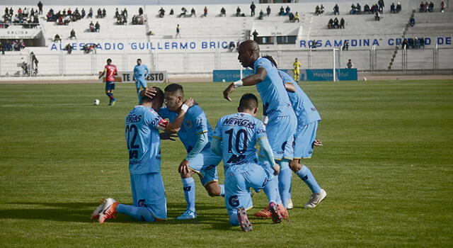 El goleador. Millán es felicitado por sus compañeros tras su primer golazo de la tarde.