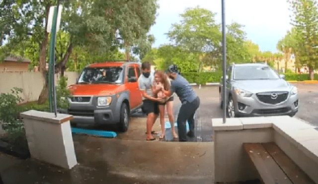 Mujer dio a luz de pie en pleno estacionamiento y el bebé fue atrapado por la partera. Foto: Captura/Mitre