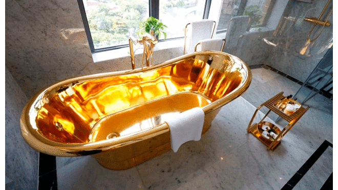 Las bañeras están cubiertas en oro de 24 quilates. Foto: Reuters.