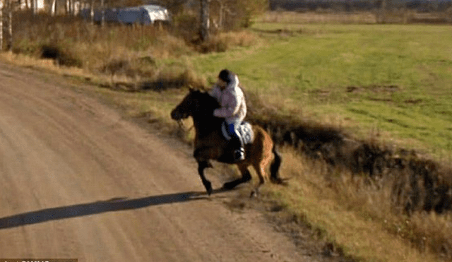 Google Maps: auto de Google asusta a un caballo y este lanza a su jinete por los aires [FOTOS]