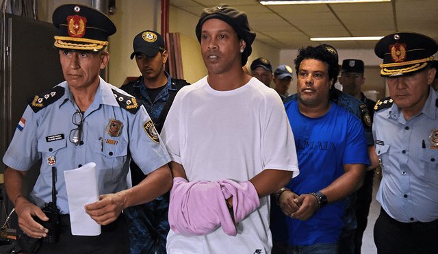 Ronaldinho sale de la cárcel de Paraguay y seguirá su proceso en un hotel. | Foto: AFP