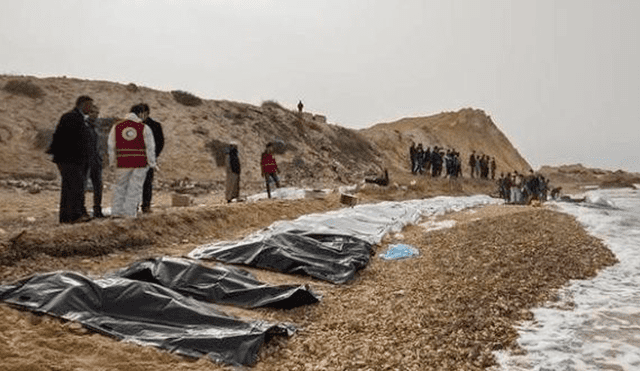 Naufragio de embarcación deja 90 inmigrantes muertos frente a las costa de Libia