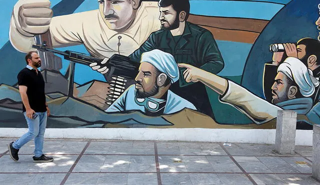 ABD02. Tehran (Iran (islamic Republic Of)), 22/06/2019.- An Iranian man walks next to a wall painting in a street of Tehran, Iran, 22 June 2019. According to media reports, Iran claims it has refrained from shooting down a US Navy Boeing P-8 Poseidon which was allegedly accompanying a US surveillance drone. The RQ-4A unmanned aircraft was shot down by an Iranian surface-to-air missile system on 20 June 2019, with Tehran claiming that the drone was in Iranian airspace, while the US insist the drone was flying over international waters. (Estados Unidos, Teherán) EFE/EPA/ABEDIN TAHERKENAREH