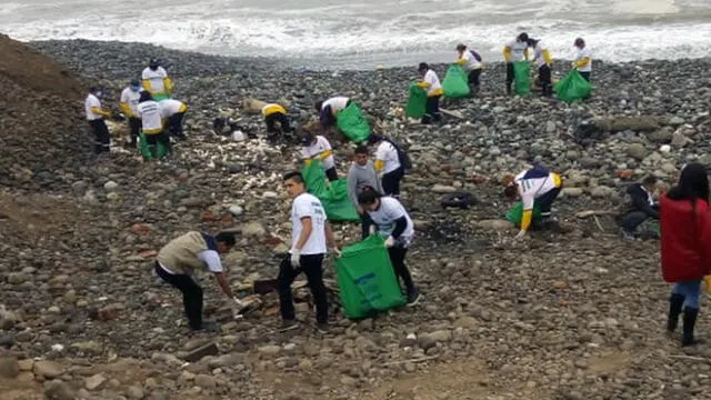 Magdalena: jóvenes limpian playas en protesta por uso de sorbetes