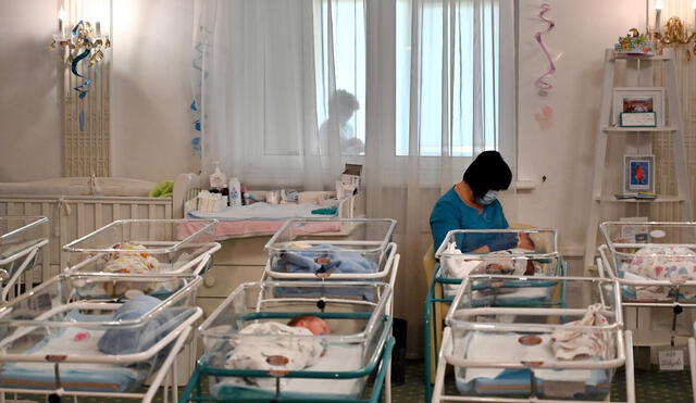 Una enfermera cuida a recién nacidos en el hotel de Venecia, en mayo de 2020. Foto: AFP.