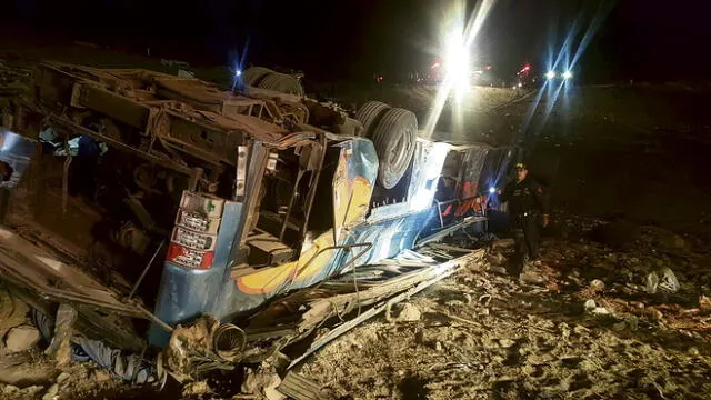 Destrozado. Bus Flores cayó hasta el fondo de barranco con serios daños. Los pasajeros fallecieron producto de los golpes y por ser aplastados por los fierros.