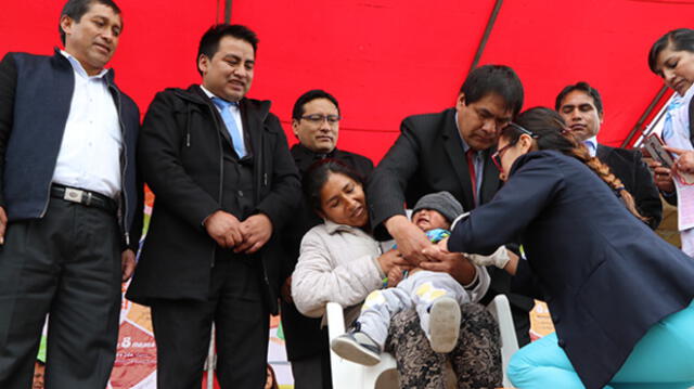 Alcalde de Huando y Diresa lanzan vacunación a nivel regional