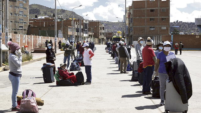 regreso. En Puno, seis viajeros dieron positivo a covid-19. Ellos iban a retornar a Lima en traslados humanitarios.