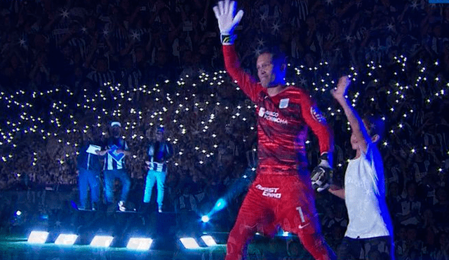 Hinchas de Alianza Lima recibieron con monumental ovación a Leao Butrón en su última Noche Blanquiazul.