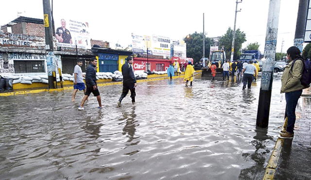 aniego. Agua en avenida Salaverry del distrito de Socabaya alcanzó los 10 centímetros. En enero último similar situación pasó.