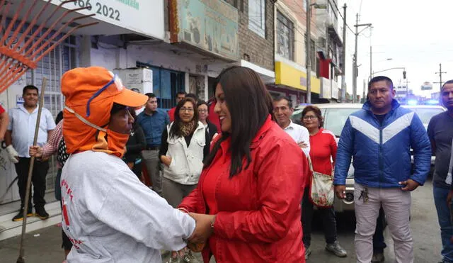Cristina Nina, la única alcaldesa de Lima, ya trabaja por sus vecinos