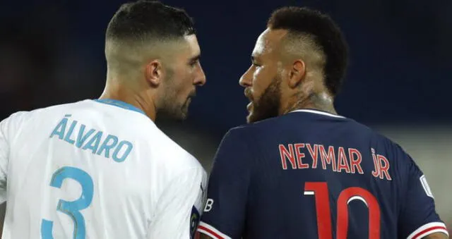 Neymar y Alvaro González protagonizaron un encendido intercambio. Foto: EFE