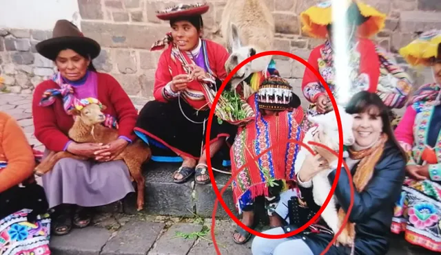 Menor labora junto a su madre ofreciendo fotografías a los turistas en la plazoleta San Blas en Cusco.