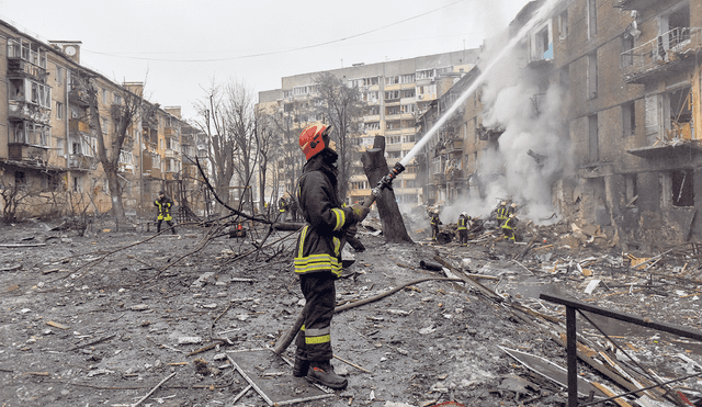 Ataques. Calles enteras fueron destruidas por el impacto de misiles rusos en la capital, Kiev.