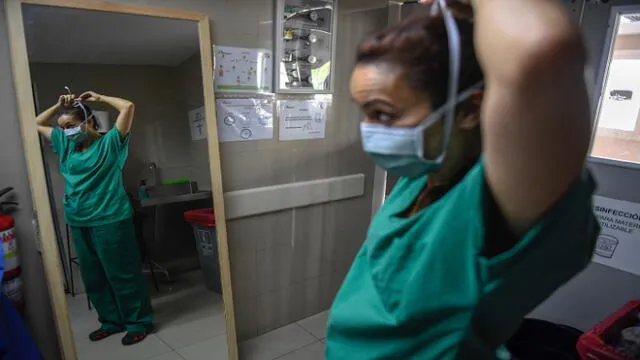 A staff member of Doctors Without Borders prepares herself to visit the rehabilitation room of the Perez de Leon Hospital at the Petare neighbourhood, in eastern Caracas on June 23, 2020, amid the new coronavirus pandemic. - In Petare, the largest slum in Venezuela, more than 100 professionals of Doctors Without Borders face the COVID-19 pandemic getting around the crisis in the country's public healthcare sector. (Photo by Federico PARRA / AFP)
