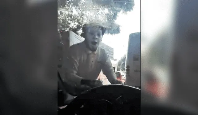 Facebook: Mimo limpió el parabrisas de un vehículo y recibe algo inesperado [VIDEO]