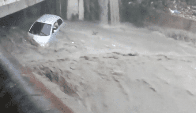 Colombia: estremecedor momento en que auto es arrastrado por fuerte corriente [VIDEO]