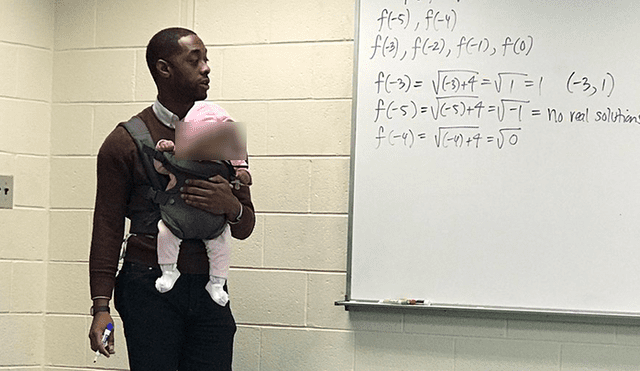 Profesor brinda clases con una bebé en mano para que su padre tome apuntes [VIDEO]