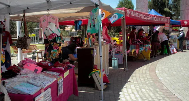 Guías ofertan varios productos en feria de emprendimiento organizado por la Municipalidad de Arequipa. Foto: MPA.
