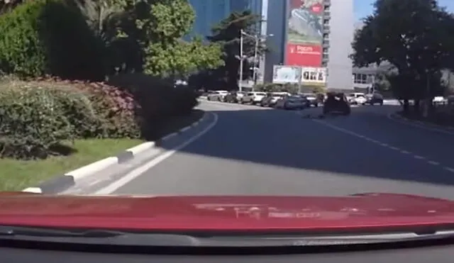 YouTube: Se abre el maletero de vehículo en marcha, cae una niña y la reacción de conductores conmueve 