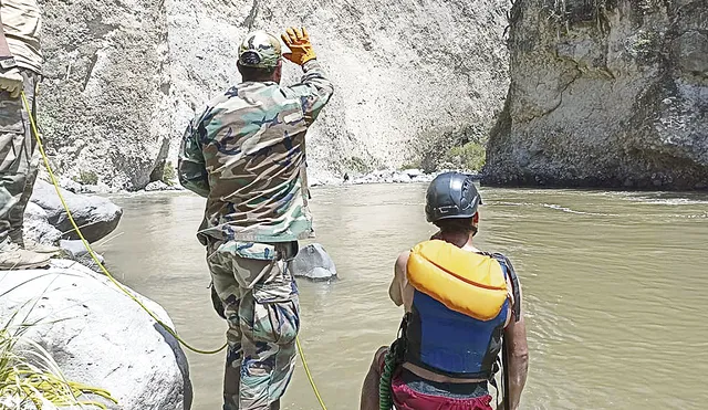 Buscan a Kevin en río Colca.