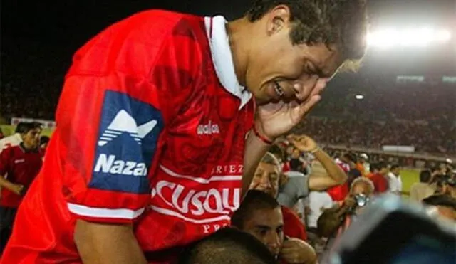 Carlos Lugo llora durante las celebraciones por el campeonato de la Copa Sudamericana