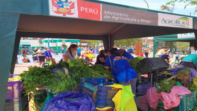 El mercado itinerante fue impulsado por el Ministerio de Agricultura y Riego para abastecer a la población y apoyar a los pequeños negocios del país. Foto: Difusión.