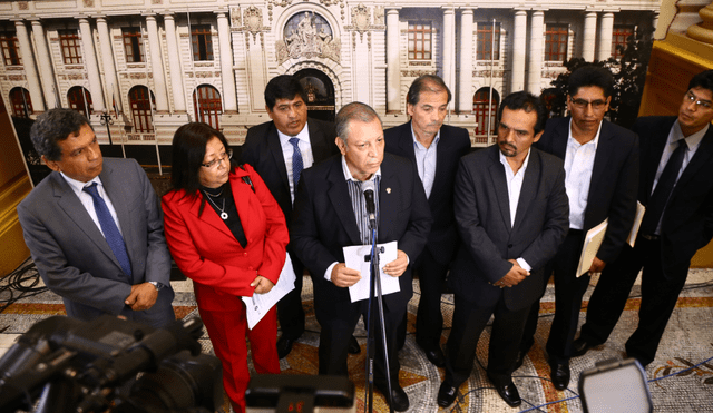 Frente Amplio recoge firmas para censurar a ministra Marilú Martens
