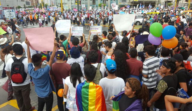 'Con mis hijos no te metas': Activistas LGBTI se manifiestan en respuesta a la marcha contra la 'ideología de género'