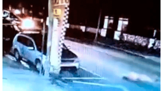 Arrojan a hombre de automóvil y luego lo atropellan con el mismo vehículo [VIDEO]