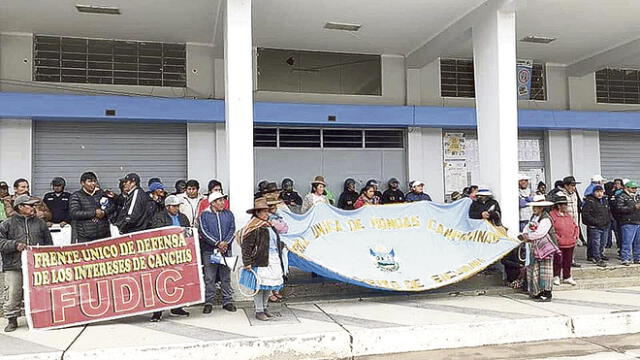 rechazo. Pobladores de Canchis tomaron sede municipal. Exigieron presencia de Fiscalía.