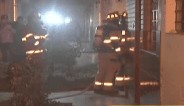 Incendio consume segundo piso de vivienda en Jesús María [VIDEO]